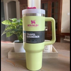 BNWT Stanley 40 oz: Citron Mix